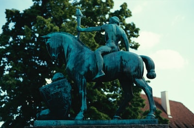 白天的黑马雕像